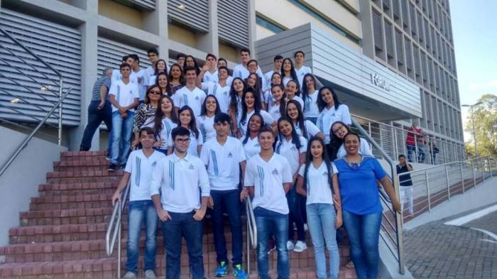 Alunos da Escola Estadual Nossa Senhora da Piedade participam de julgamento no FÓRUM de Patos de Minas