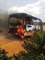 Ônibus Escolar fica totalmente destruído apos pegar fogo em Cruzeiro da Fortaleza