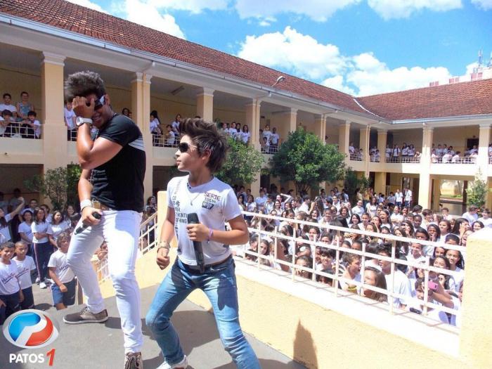 Kaio e Bruninho se apresentam para alunos, professores e funcionários da Escola Marcolino de Barros 