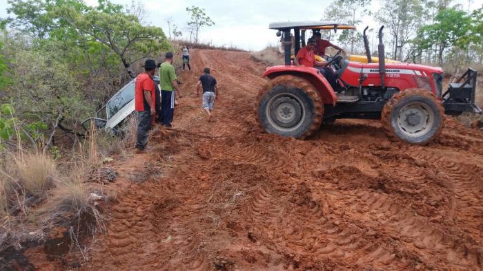 Estradas rurais causam acidentes e deixam motoristas atolados em Presidente Olegário