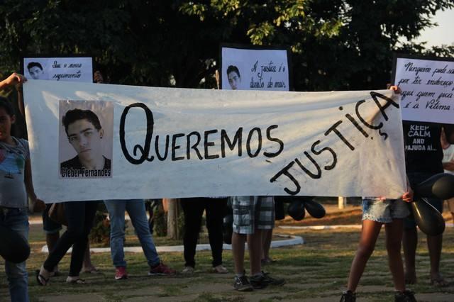 Familiares de jovem morto com golpes de faca em Presidente Olegário realizam protesto contra soltura de acusado de cometer o crime