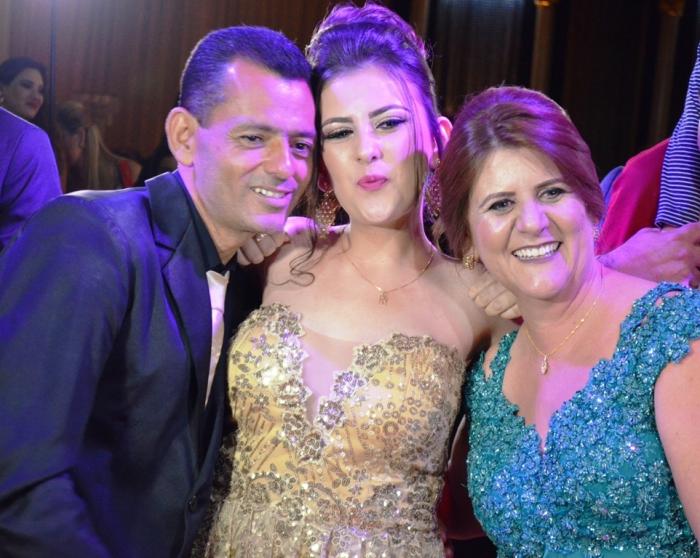 Filha de empresários de Lagoa Formosa reúne parentes e amigos em noite de gala para comemorar seus 15 anos