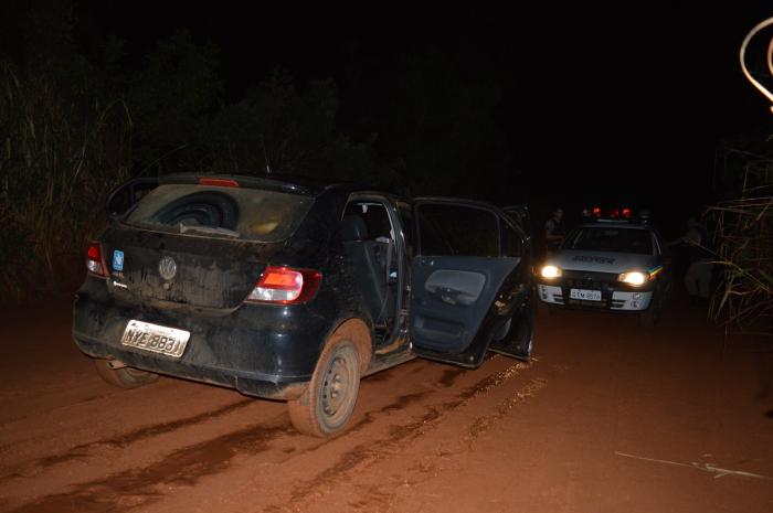 Assaltante morre após trocar tiros com a polícia depois de roubar carros em fazenda no município de Carmo do Paranaíba