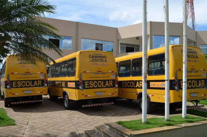 Prefeitura de Lagoa Formosa recebe três ônibus escolares adquiridos com recursos próprios do município