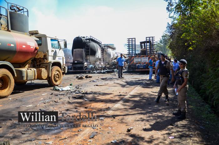 Acidente deixa quatro veículos destruídos por incêndio na BR 262 próximo à cidade de Araxá