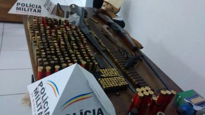 Polícia Militar de Carmo do Paranaíba aprende armas de fogo e dezenas de munições no zona rural do município