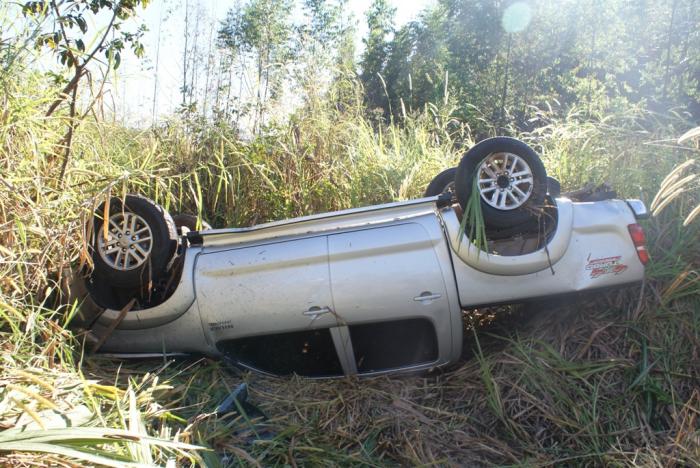 Veículo de empresário de Lagoa Formosa é atingido por caminhão na BR 354 próximo à ponte do Córrego Mataburros e duas pessoas ficam feridas 