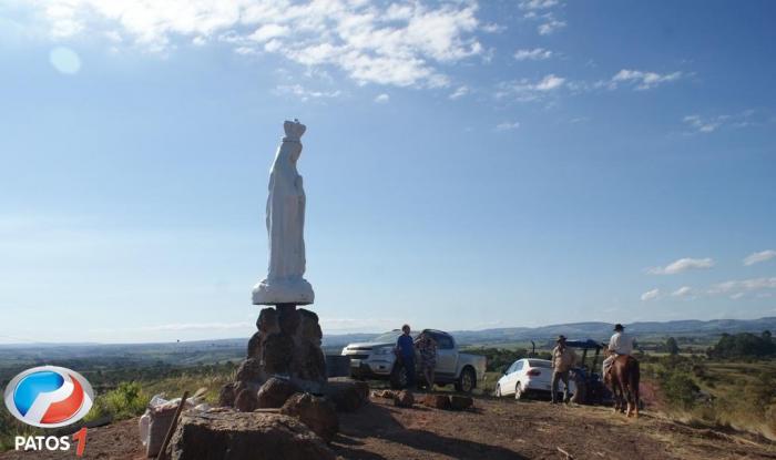 Estátua com imagem de Nossa Senhora de Fátima é colocada no alto do “morro do pião” às margens da BR 354