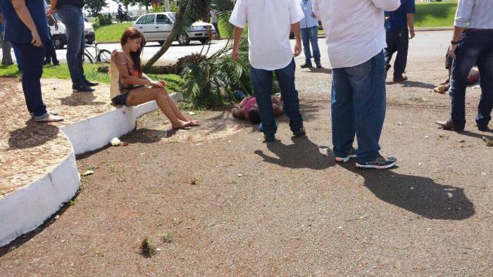 Três pessoas ficam gravemente feridas em acidente envolvendo um veículo de passeio na Avenida JK em Patos de Minas