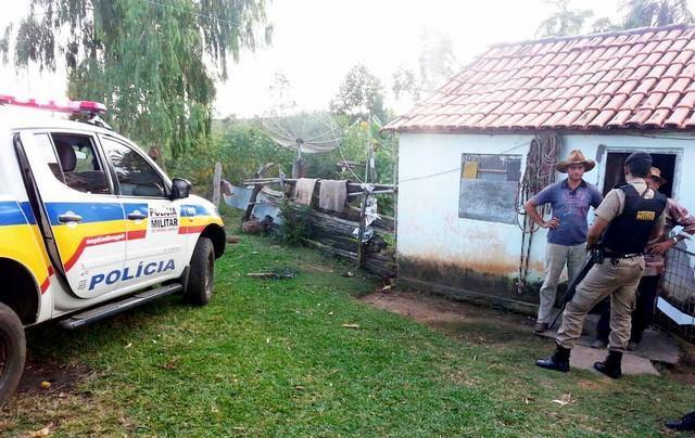 Bandidos armados amarram vítima durante assalto a uma fazenda no município de Presidente Olegário