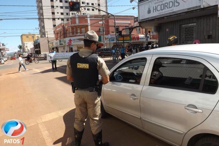 Polícia Militar Ambiental e Secretaria do Meio Ambiente realizam blitz educativa no centro de Patos de Minas