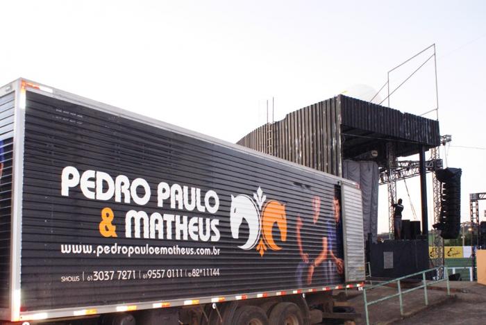 Músicos da dupla Pedro Paulo e MateuS passam o som no Parque de Exposições