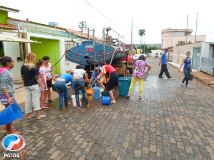 Vários Bairros da Cidade de Patos de Minas estão sem fornecimento de água a três dias e são obrigados a pagar por ter água potável