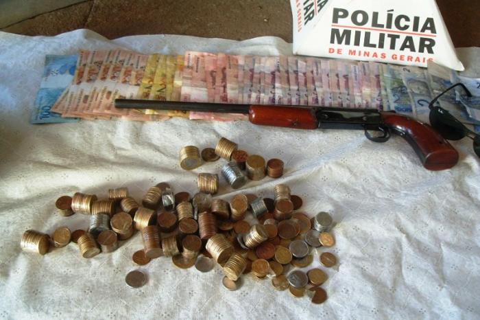 Polícia Militar de Carmo do Paranaíba prende assaltantes de Supermercado momentos após o roubo