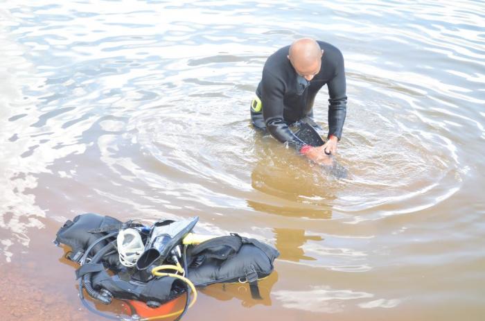 Bombeiros preparam represa em Lagoa Formosa para receber balsa com mangotes para auxiliar na captação de água