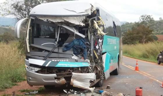 Acidente envolvendo ônibus da empresa Planalto e caminhão de leite deixa uma vítima fatal na MGC-354