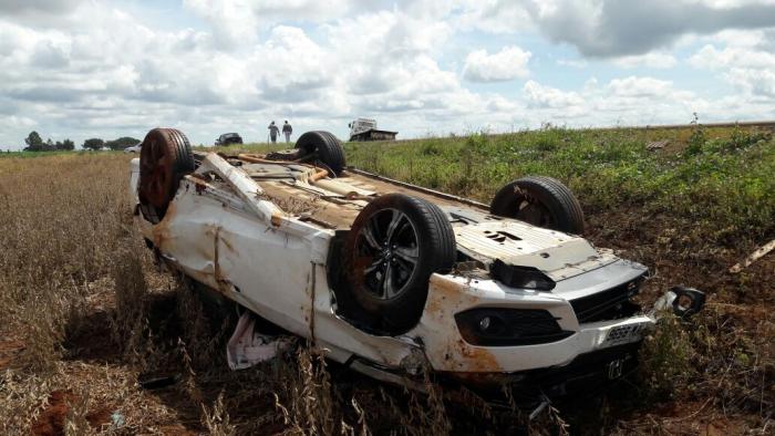 Carro capota após ser atingido por outro veículo na MG410 no município de Presidente Olegário