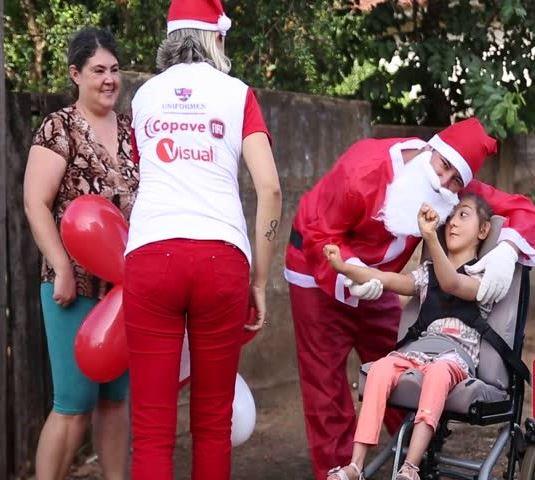 Grupo Geração da Alegria distribui mais de 600 brinquedos na cidade de Patos de Minas no dia de Natal