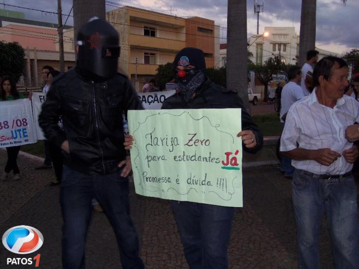 Manifestantes realizam mais um ato de protesto pelas principais de ruas do centro da cidade de Patos de Minas