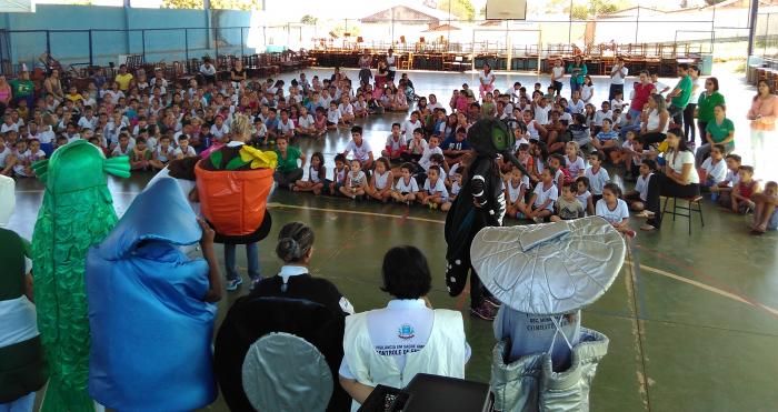 Programa municipal de combate á dengue de Patos de Minas realiza apresentação teatral na escola Padre Almir