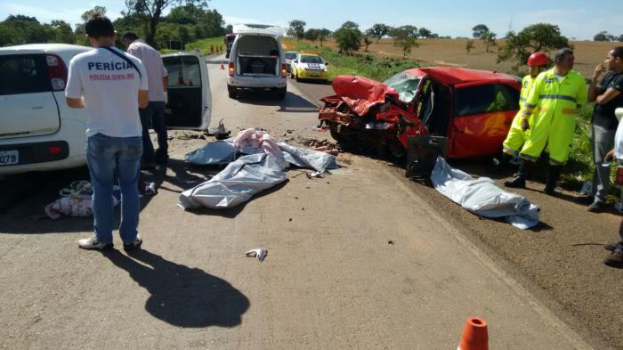 Batida entre dois carros deixa quatro mortos e seis feridos na BR-040 no município de Lagoa Grande