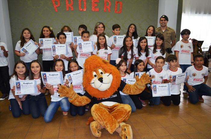 Alunos do 5º ano de três escolas públicas e particular da cidade de Lagoa Formosa recebem o certificado de formatura do PROERD da Polícia Militar