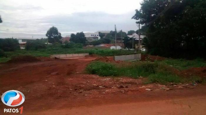 Ponte do Jardim Paulistano na cidade de Patos de Minas é interditada por moradores em forma de protesto