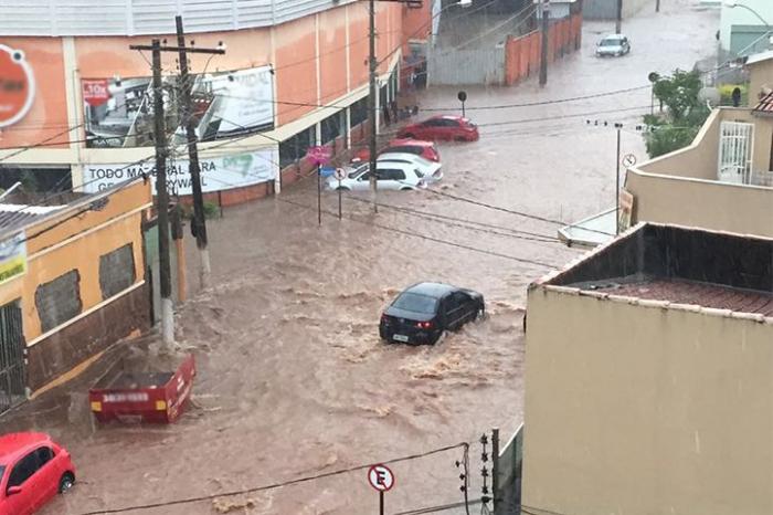 Chuva de granizo e vendaval assusta moradores da cidade de Patos de Minas