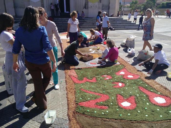 Celebração de Corpus Christi na cidade de Patos de Minas mantém a tradição e ruas são decoradas para comemorar a presença de Jesus