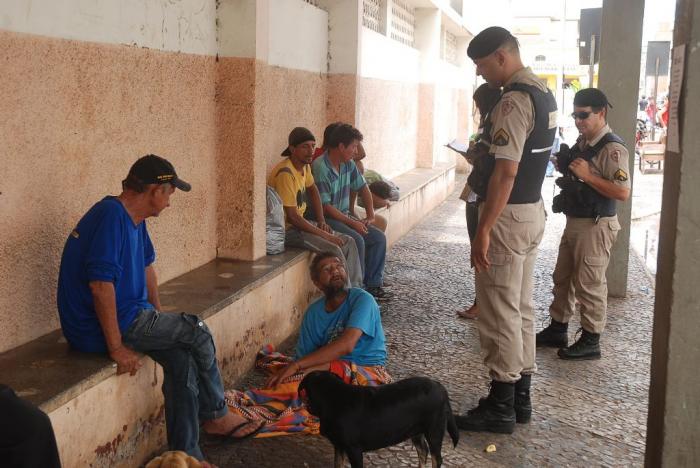 Assistente Social busca ajuda policial para abordar moradores de rua