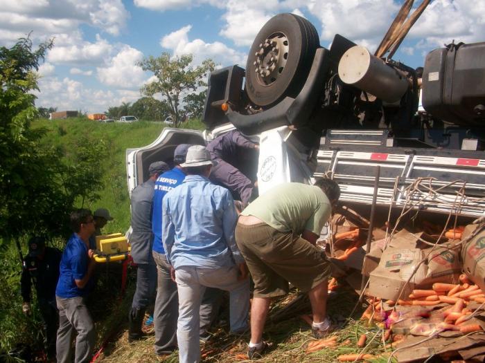 Rapaz morre e jovem fica presa nas ferragens em acidente na BR 354