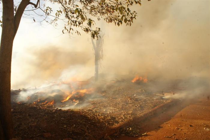 Incêndio em terreno baldio quase termina em tragédia no Bairro Valparaíso