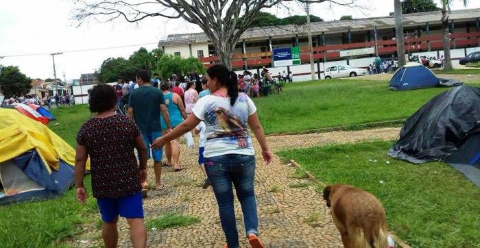 Para garantir matricula pais de alunos acampam em frente a uma escola em Carmo do Paranaíba e ação pode ser desnecessária