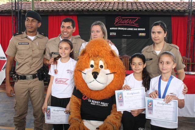 5º Pelotão da Policia Militar e Escola Municipal Carmem Celina realizam formatura de 99 alunos no PROERD em Presidente Olegário