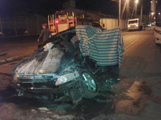 Homem morre em acidente entre ônibus e carro em Monte Carmelo