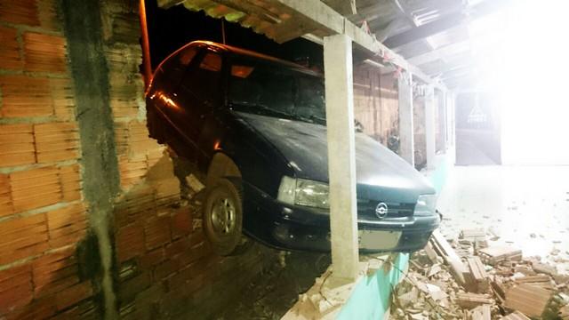 Motorista perde controle direcional de veículo e invade muro de residência no Bairro Américo Caetano em Presidente Olegário