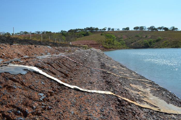 Vândalos ateam fogo em lona de geomembrana que protege o aterro da represa Norida Vieira em Lagoa Formosa e prejuízo pode chegar a 120 mil reais