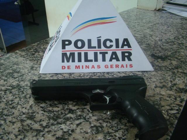 Polícia Militar apreende pistola de pressão no cemitério de Presidente Olegário