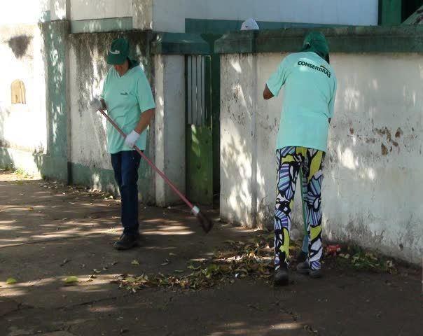 A empresa Conserbrás começou nesta sexta-feira 1º de janeiro, o serviço de limpeza urbana em Patos de Minas