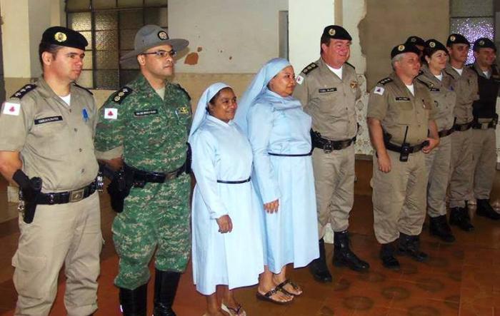 Casa das meninas de Patos de Minas recebe doações da Polícia Militar oriundas da Festa Junina do Batalhão