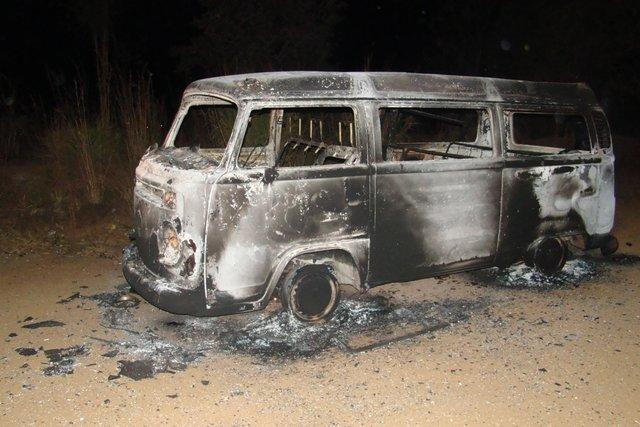 Kombi pega fogo na MGC-354 e fica completamente destruída