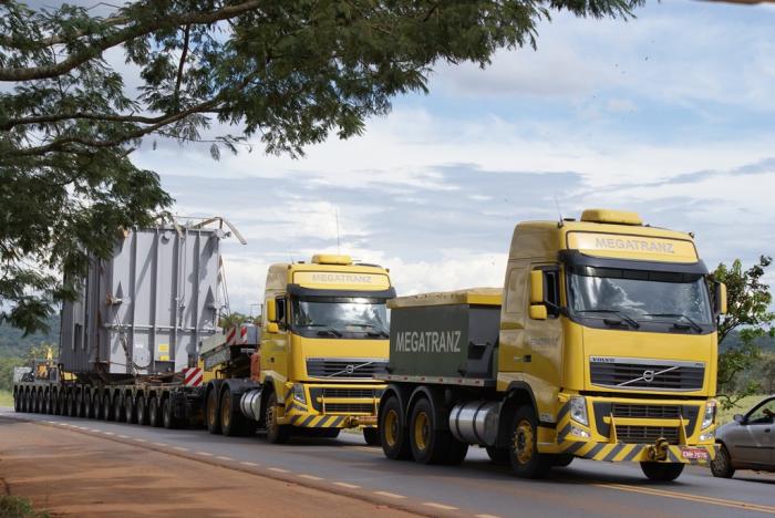 Carreta de 50 metros transportando transformador de energia causa lentidão na BR 354