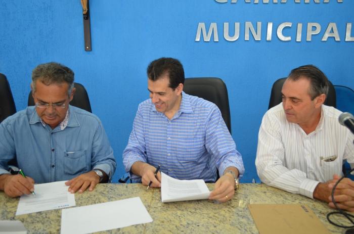 Prefeitura de Lagoa Formosa assina convï¿½nio para asfaltamento de estrada vicinal que liga Lagoa Formosa ao Distrito de Monjolinho