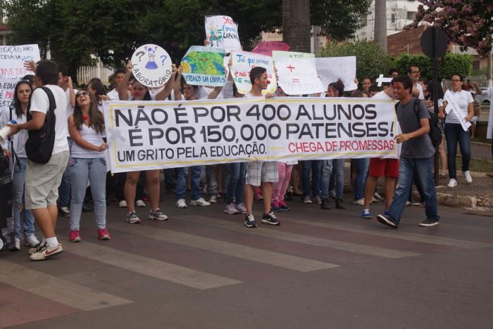 Alunos da Universidade Federal de Uberlândia Campus Patos de Minas realizam manifestação e exigem laboratório