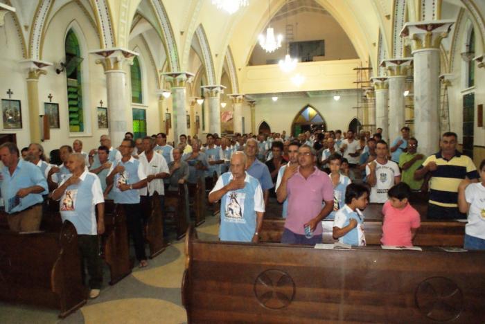 Terço dos homens na cidade de Lagoa Formosa reúne centenas de participantes e fé tem promovido milagres