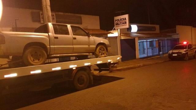 Caminhonete S10 que havia sido furtada em Patos de Minas é recuperada pela Polícia Militar de Carmo do Paranaíba na região de bravinhos