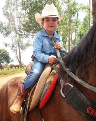 Garotinho de Lagoa Formosa é filmado dançado durante cavalgada em Monjolinho e vídeo viraliza na internet