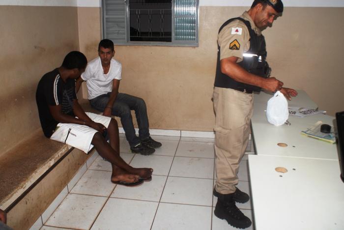 Polícia Militar de Carmo do Paranaíba aprende drogas e encaminha suspeitos para a delegacia 