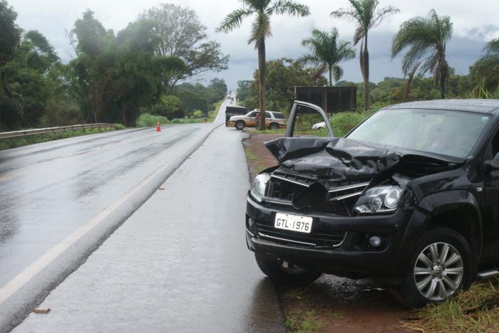 Condutora de São Gotardo atinge traseira de caminhão na MG 354 próximo a Lagoa Formosa e escapa sem ferimentos