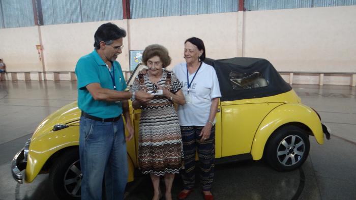 Apae de Patos de Minas realiza sorteio de fusca conversível na quadra poliesportiva da instituição